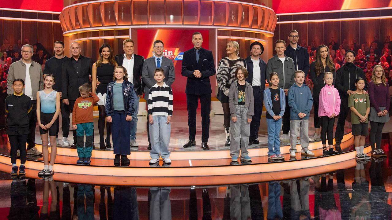 Die Teilnehmenden der Sendung "Klein gegen Groß - Das unglaubliche Duell" mit Moderator Kai Pflaume stehen gemeinsam auf der Bühne.
