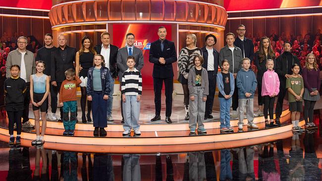 Die Teilnehmenden der Sendung "Klein gegen Groß - Das unglaubliche Duell" mit Moderator Kai Pflaume stehen gemeinsam auf der Bühne.