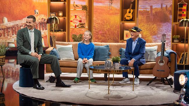 © ORF/NDR/MBTV - Produktions GmbH/Thorsten Jander Kai Pflaume, Jella (11) und Otto Waalkes sitzen beim Otto-Duell auf einer Sofa-Kulisse mit Strand- und Meeresmotiv.