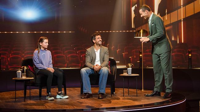 © ORF/NDR/MBTV - Produktions GmbH/Thorsten Jander Moderator Kai Pflaume steht neben Lilienne (11) und Elyas M'Barek, die beim Komödien-Duell in einer Kino-Kulisse sitzen.