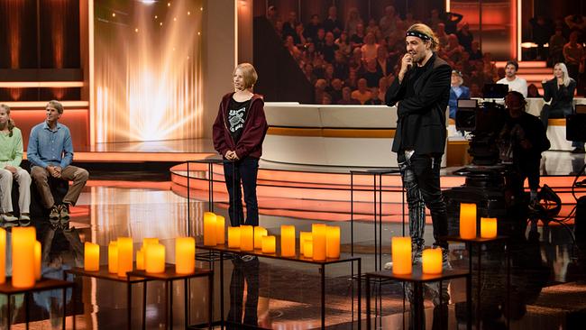 © ORF/NDR/MBTV - Produktions GmbH/Thorsten Jander Elina (13) und David Garrett stehen beim Streichquartett-Duell mit zahlreichen leuchtenden Kerzen im Studio.