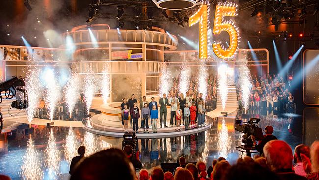 Zum 15-Jahr-Jubiläum der Sendung stehen Kinder, Gäste und Moderator Kai Pflaume zwischen Fontänen und einer großen leuchtenden „15“ auf der Bühne.