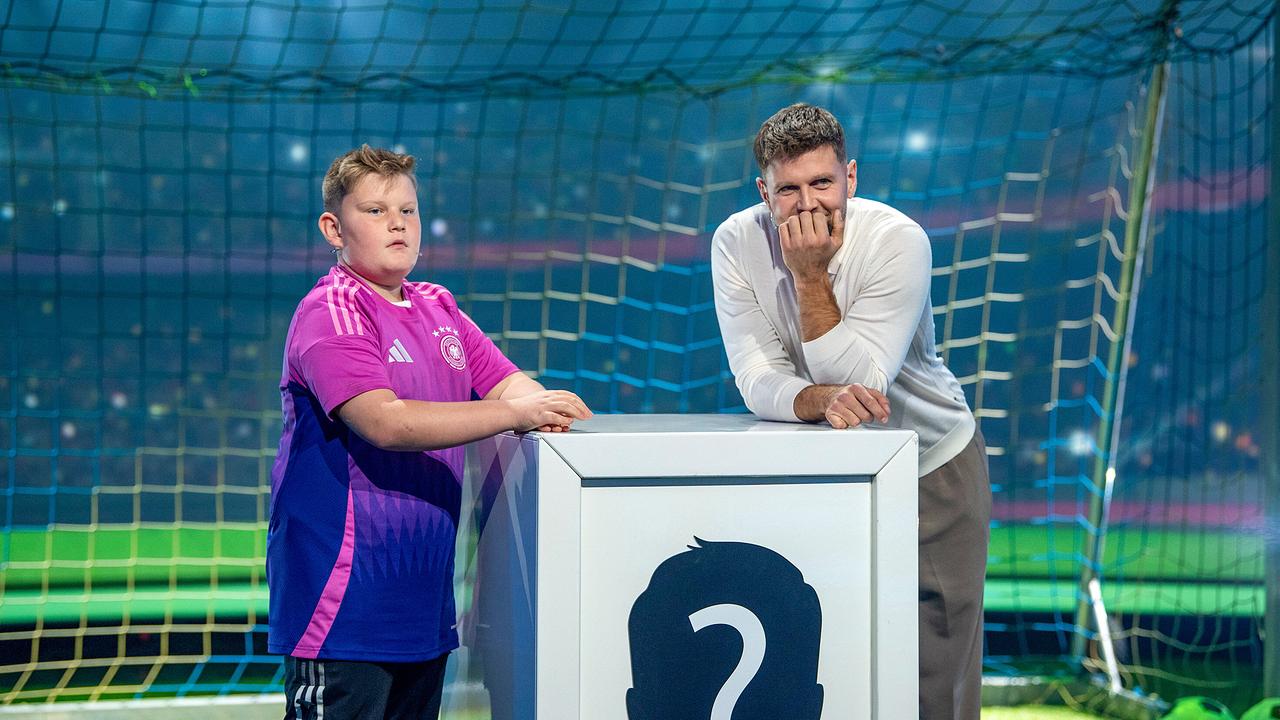 Klein gegen Groß - Das unglaubliche Duell: Luis (11) und Niclas Füllkrug beim Fußballer-Duell