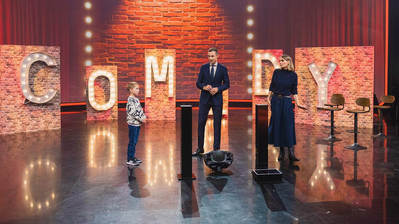 Klein gegen Groß - Das unglaubliche Duell: Pirmin (l.) im Comedy-Stimmen-Duell mit Kai Pflaume und Martina Hill