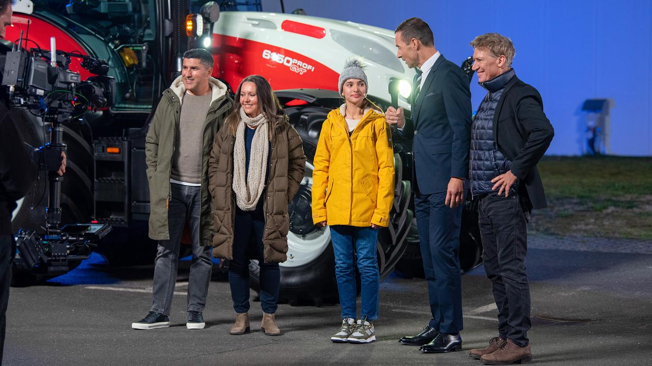 Klein gegen Groß - Das unglaubliche Duell: Kai Pflaume (mi.) im Vorgespräch mit Elin und Tobias Moretti (rechts), während sie sich auf das Traktor-Wippe-Duell vorbereiten.