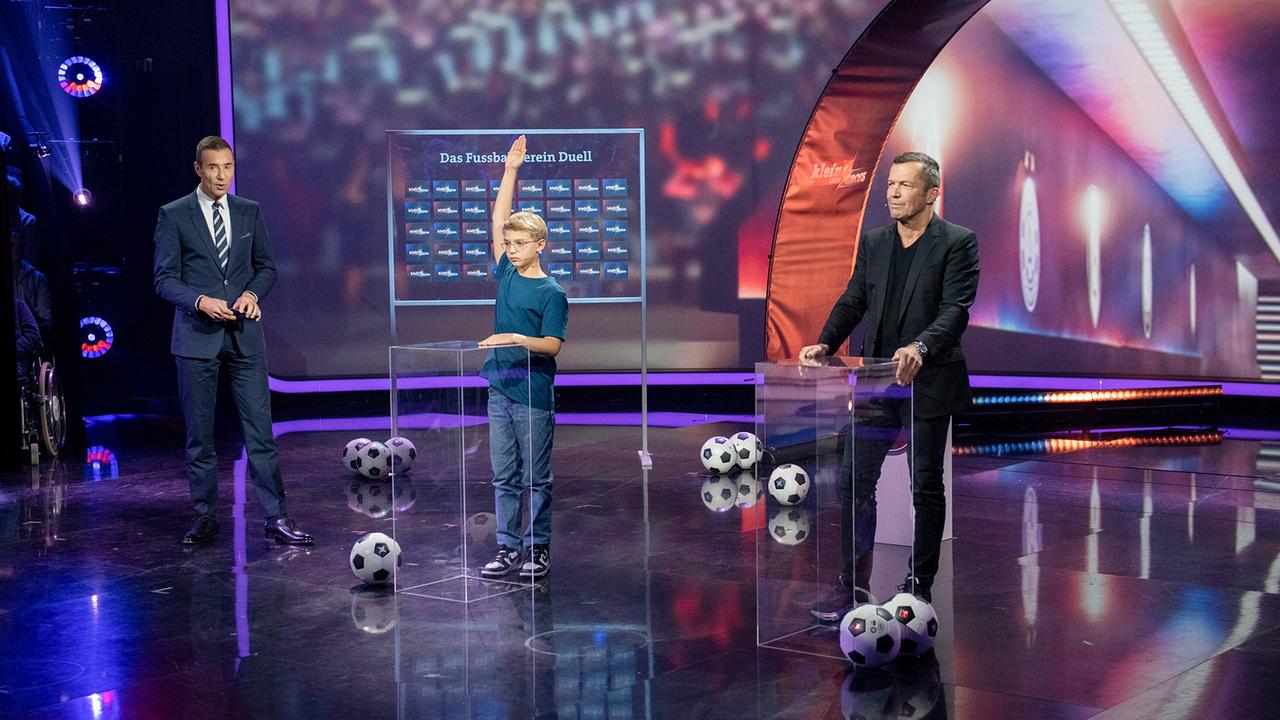 Klein gegen Groß - Das unglaubliche Duell: Kai Pflaume (l.), Gustav und Lothar Matthäus (r.) beim Fußballverein-Duell