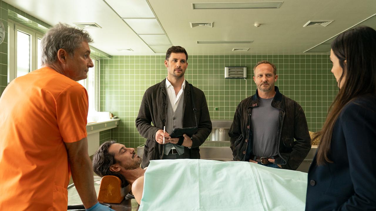 Mordopfer Engels in der Pathologie, Dr. Wippler unterrichtet Chefinspektor Steiner, Inspektor Burger und Majorin Leitner von seinen Untersuchungsergebnissen