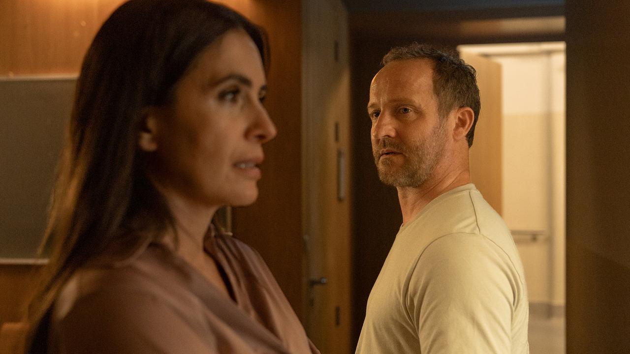 Majorin Evelyn Leitner mit langen braunen Haaren bespricht mit Chefinspektor Max Steiner in einem weißen T-Shirt die Lage der Ermittlungen