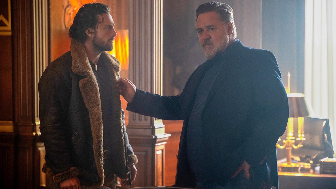 Aaron Taylor-Johnson als Sergei Kravinoff mit Russell Crow als Nikolai Kravinoff in einem stilvoll eingerichtetem Raum, Sergei blickt Nikolai ernst an, der ihm seine Hand besänftigend entgegenstreckt