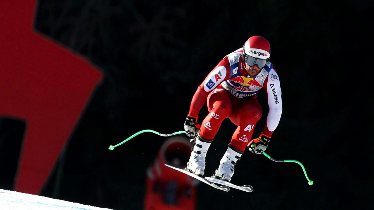 Skirennfahrer Vincent Kriechmayr in Aktion auf der Piste während des 1. Abfahrtstrainings der Männer auf der Streif in Kitzbühel. 