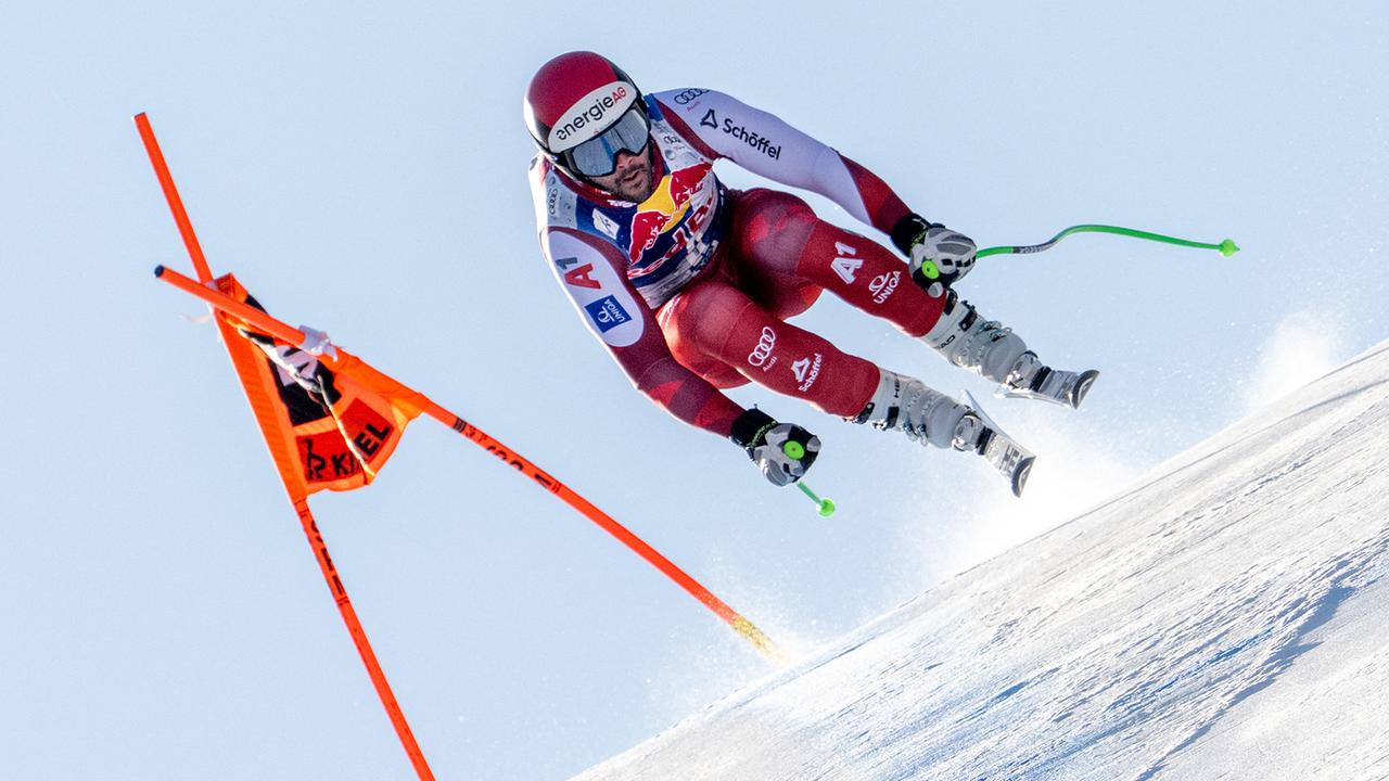 Skirennfahrer Vincent Kriechmayr in Aktion auf der Piste während des Abfahrtstrainings der Männer auf der Streif in Kitzbühel. 