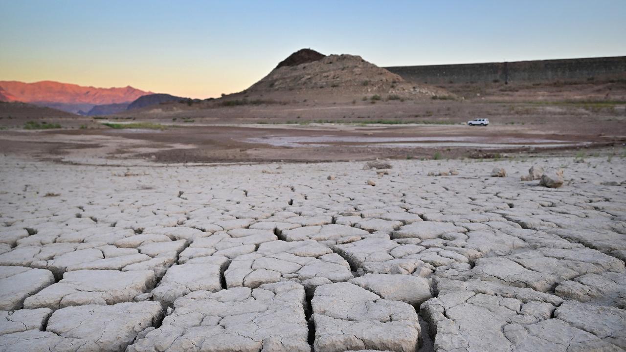 Ein Auto fährt am 15. September 2022 in Boulder City, Nevada, auf dem Weg nach Boulder Harbor im von Dürre heimgesuchten Lake Mead an einem trockenen, rissigen Seegrund vorbei. Lake Mead liegt außerhalb von Las Vegas nahe der Grenze zwischen Nevada und Arizona und versorgt mehrere Teile von Arizona, Kalifornien und Nevada mit Strom.