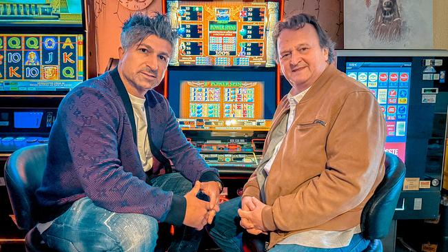 Land der Spieler: Hanno Settele reist nach Dortmund und trifft auf Chico, den Lotto-Millionär. Hier zu sehen in Chicos Stammcafe, wo er früher gezockt hat, heute ist er der Inhaber.