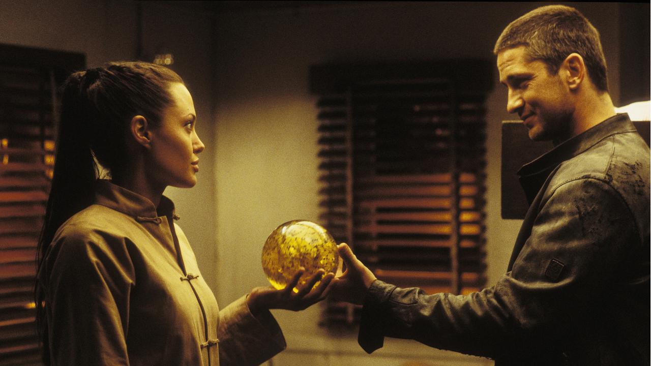 Im Bild: Lara (Angelina Jolie) und ihr ehemaliger Geliebter Terry (Gerard Butler) mit der Kugel, die ihnen den Weg zur "Wiege des Lebens" und somit zur Büchse der Pandora weisen soll.