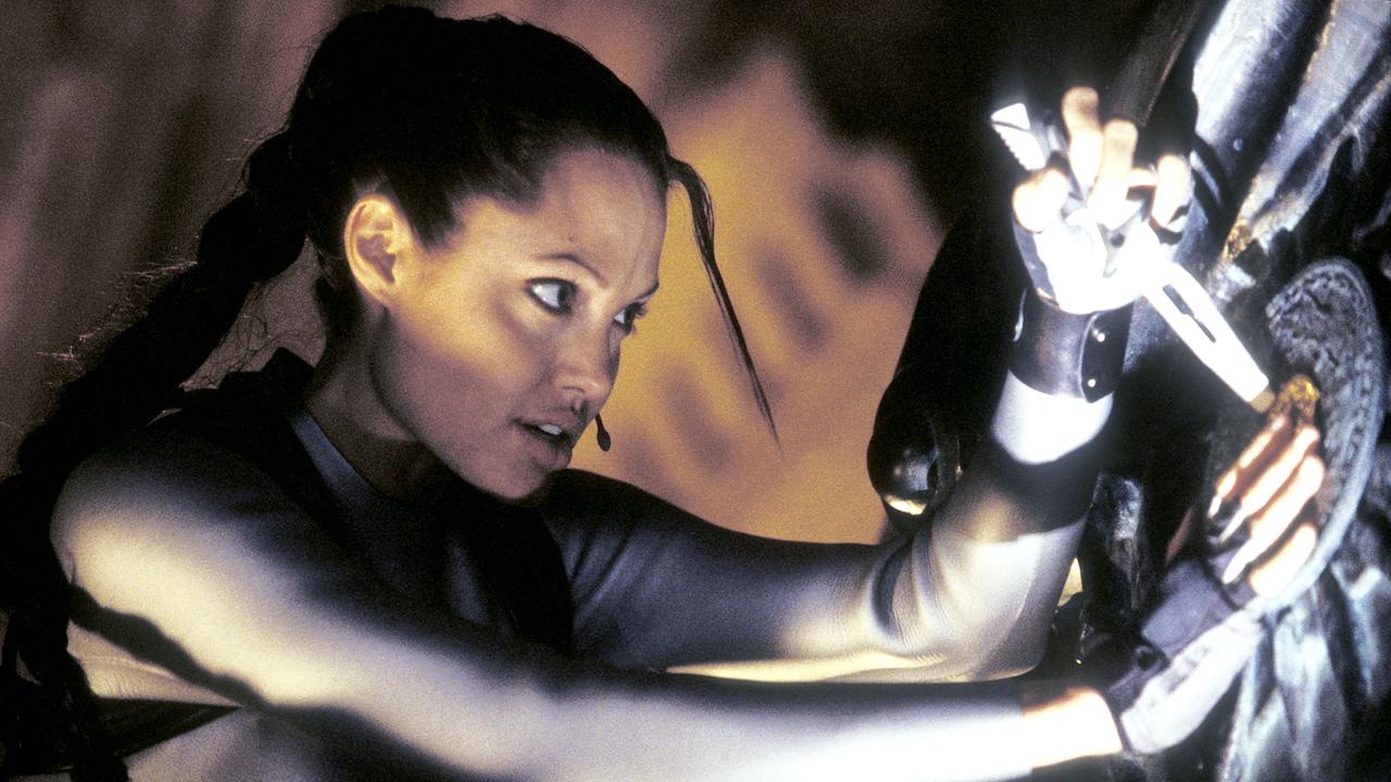 Im Bild: Dem Geheimnis auf der Spur. Lara Croft (Angelina Jolie) entdeckt im Luna Tempel einen Hinweis auf die Büchse der Pandorra.