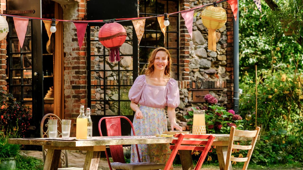 Katharina Schüttler als Tante Cosima im Garten bei der Vorbereitung eines Familienfestes