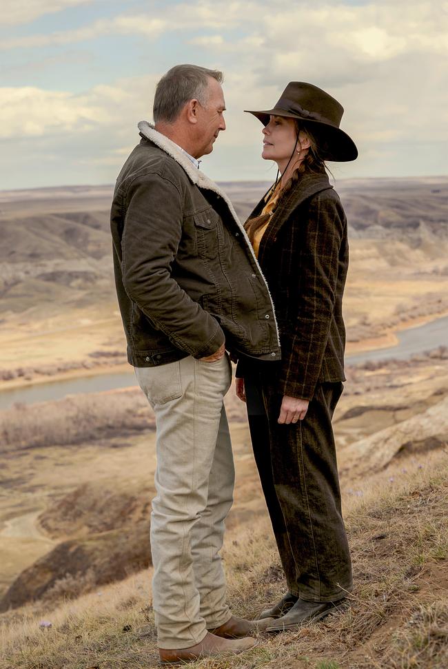 © ORF/Universal/Focus Features/Kimberley French Kevin Costner als George und Diane Lane als Margaret Blackledge stehen auf einem Berg und sehen sich in die Augen, hinter ihnen die weite Landschaft der Prärie