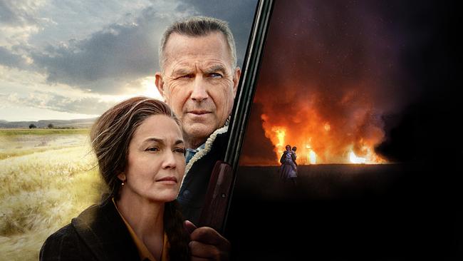 Fotomontage - ein Mann und eine Frau stehen auf einem Feld, die Sonne blitzt hinter ihnen durch die Wolken, im rechten Teil sieht man eine junge Frau mit einem Kind im Arm vor enem brennenden Haus