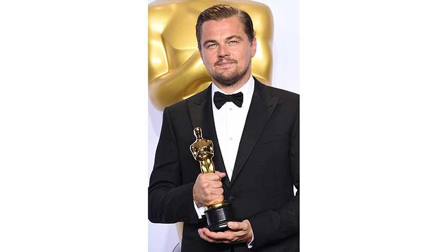 Leonardo DiCaprio mit seinem Oscar für Bester Hauptdarsteller in "The Revenant," im Presseraum während der 88. Oscarverleihung am 28. Februar 2016 in Hollywood. 