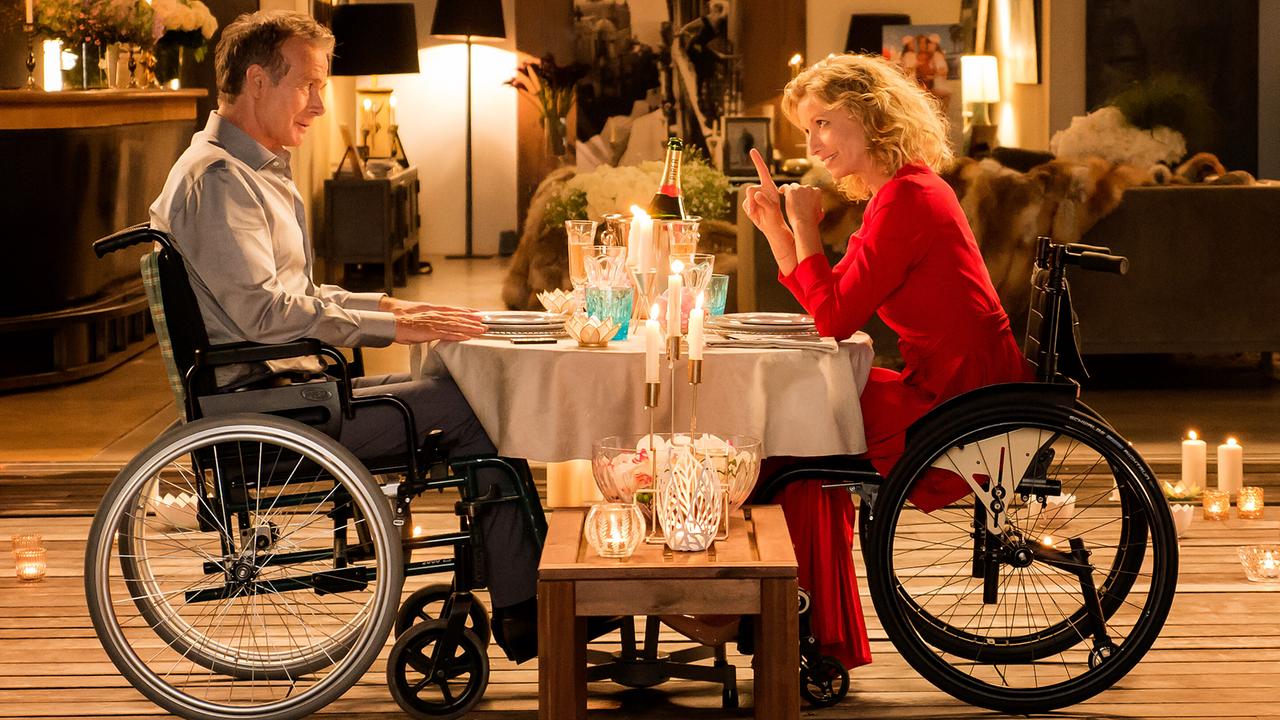 © ORF/SilkWayFilms/NFP/Gaumont/La Boétie Films/Pour Toi Public Prod./TF1 Films Production/Jerome Prebois Franck Dubosc als Jocelyn und Alexandra Lamy als Florence sitzen in Rollstühlen bei einem Candlelight-Dinner und unterhalten sich bestens