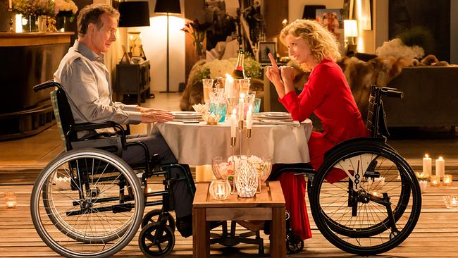 Franck Dubosc als Jocelyn und Alexandra Lamy als Florence sitzen in Rollstühlen bei einem Candlelight-Dinner und unterhalten sich bestens