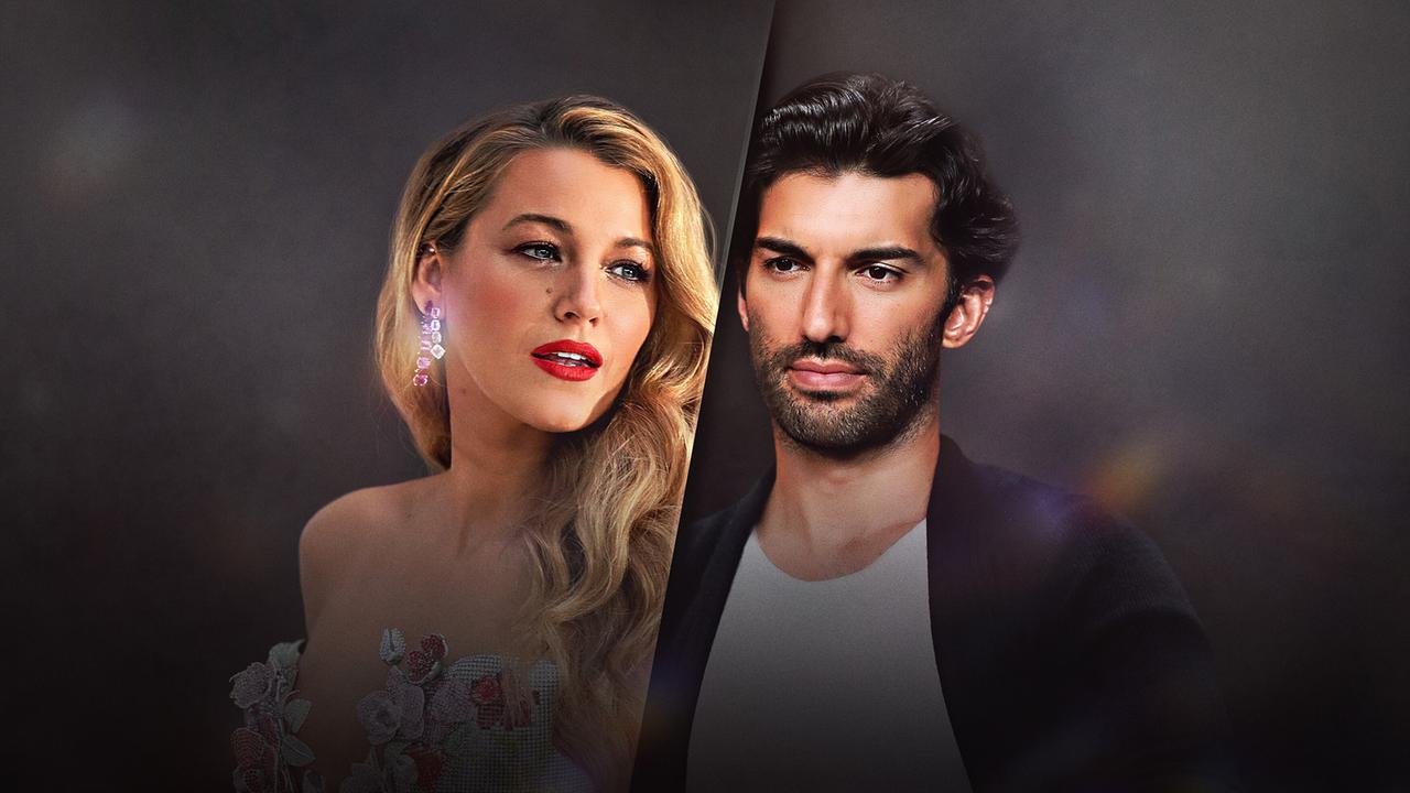 Blake Lively mit langen, gewellten, blonden Haaren und glitzerndem Ohrschmuck und Justin Baldoni mit schwarzen Haaren, Drei-Tage-Bart in weißem T-Shirt und schwarzem Sakko