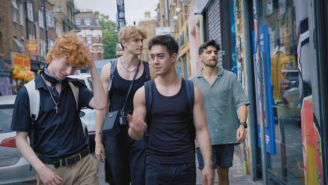 © ORF/ZDF/und Zandland/All3Media Int Vier junge, cool bekleidete Männer gehen durch ein hippes Straßenviertel, auf den Wänden zwischen den Geschäften sind bunte Graffitis gesprayt