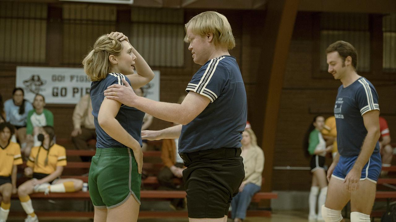© ORF/Warner/HBO Max Elizabeth Olsen als Candy Montgomery und Jesse Plemons als Allan Gore, stehen sich bei einem Volleyballspiel am Spielfeld gegenüber, er hält sie mit der linken Hand an ihrer linken Schulter, sie blickt ihn an und hält eine Hand an ihrem Kopf