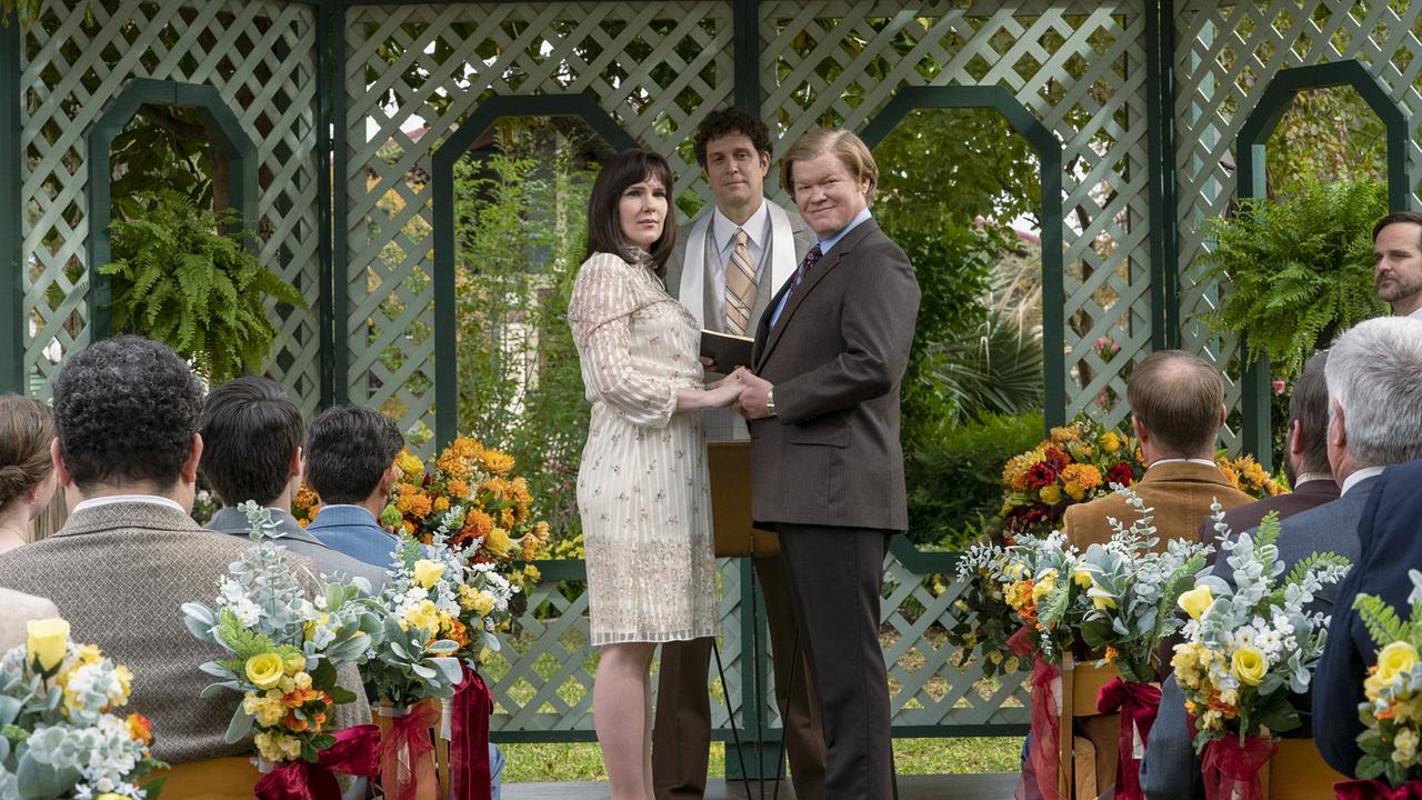© ORF/Warner/HBO Max Betty und Allan Gore erneuern in einem Pavillon ihr Ehegelübde, die Festgäste sitzen in Blumen geschmückten Bänken und verfolgen die Zeremonie