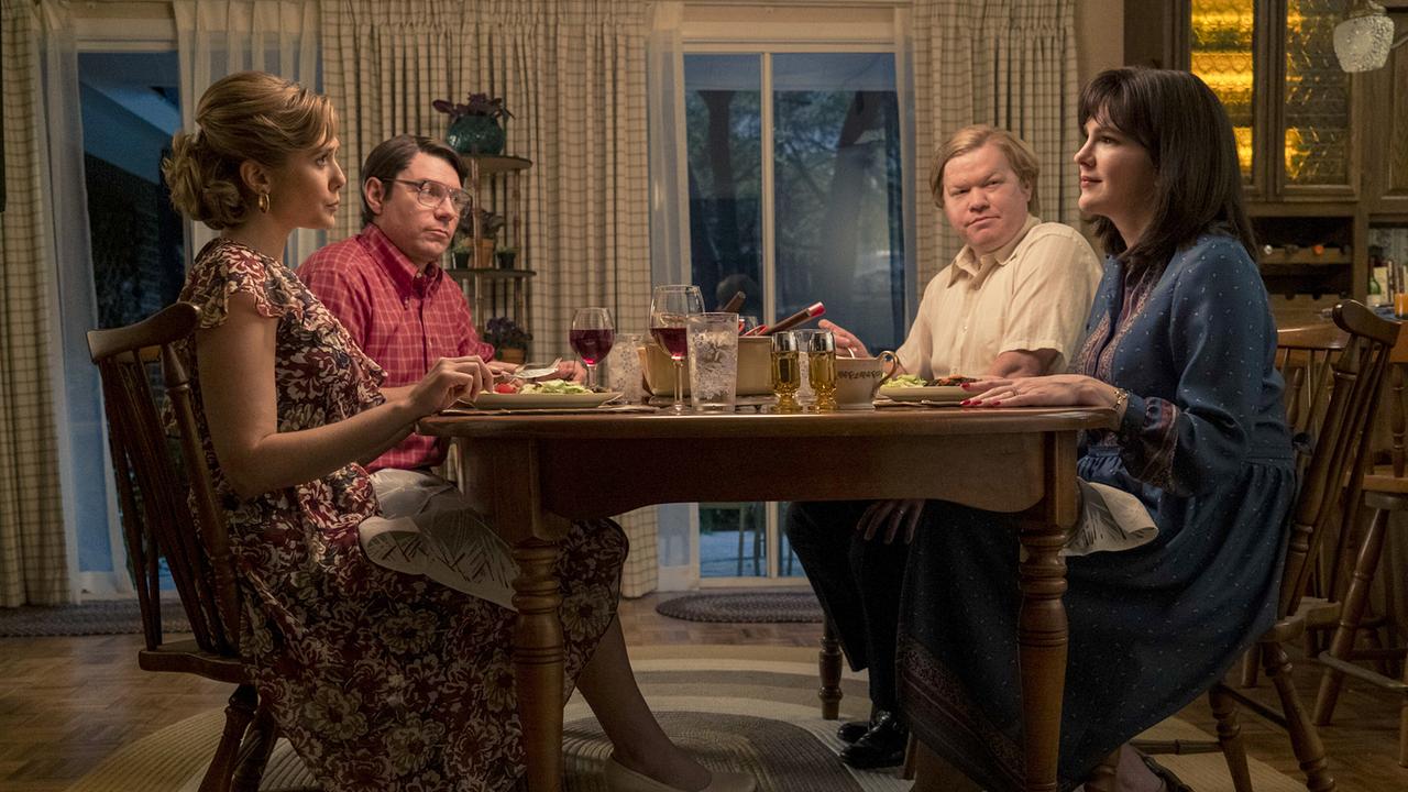 Das Eheppaar Montgomery sitzt mit dem Ehepaar Gore beim Abendessen in einem Wohnzimmer