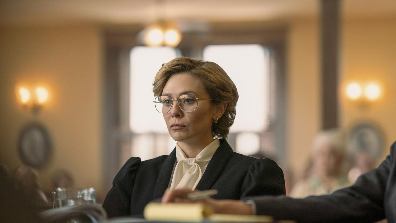 © ORF/Warner/HBO Max Elizabeth Olsen als Candy Montgomery beim Gerichtsprozess, gefasst blickt sie starr vor sich hin