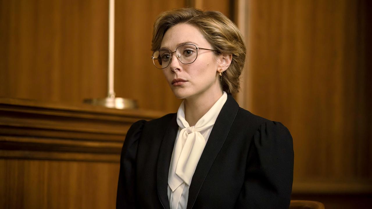 © ORF/Warner/HBO Max Elizabeth Olsen als Candy Montgomery beim Verhör im Prozess vor Gericht, aufmerksam folgt sie den Worten ihres Gegenübers