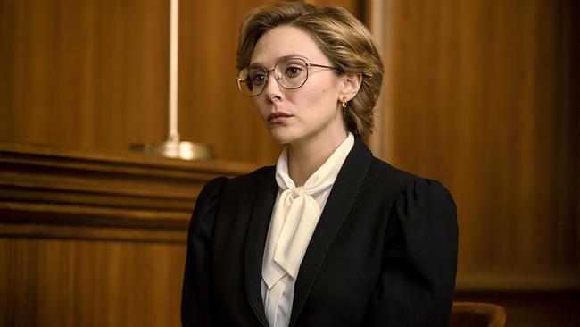 Elizabeth Olsen als Candy Montgomery beim Verhör im Prozess vor Gericht, aufmerksam folgt sie den Worten ihres Gegenübers