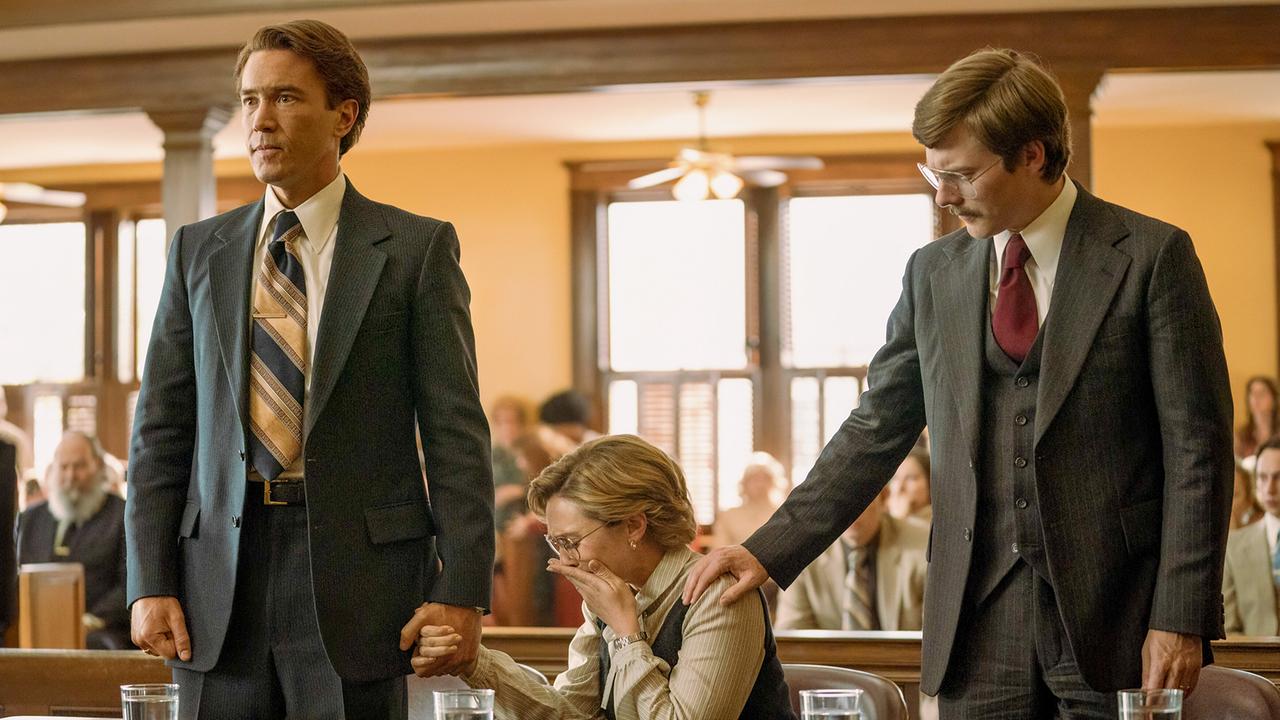 © ORF/Warner/HBO Max Candy Montgomery sitzt in der Anklagebank beim Gerichtsprozess, sie sitzt zwischen ihren Anwälten, hält sich eine Hand vor dem Mund und weint, mit der anderen hält sie die Hand eines Anwaltes