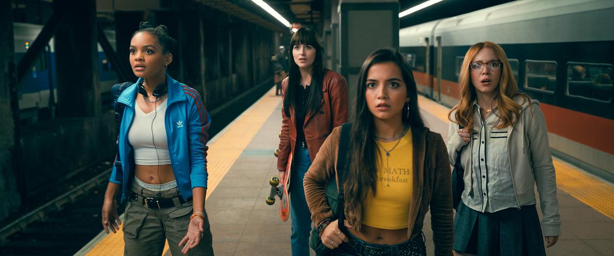 © ORF/Sony Pictures/CTMG Vier junge Frauen in urbaner Freizeitkleidung stehen auf einem Bahnsteig und schauen fassungslos in dieselbe Richtung