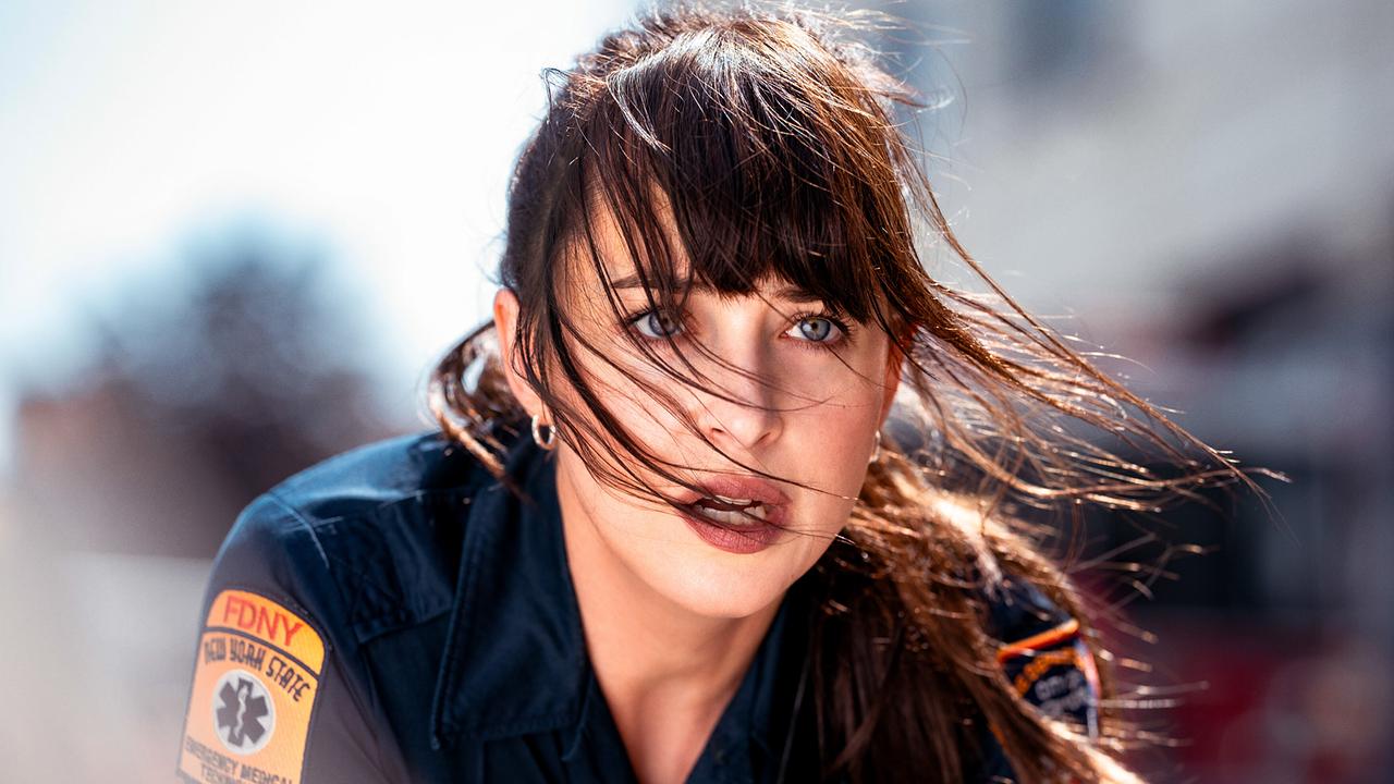 © ORF/Sony Pictures/CTMG/Jessica Kourkounis Dakota Johnson als Cassandra Webb in der Uniform einer Rettungskraft, erstaunt schaut sie vor sich hin