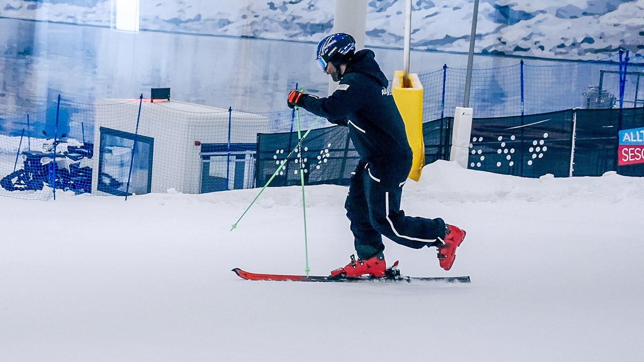 "Marco Schwarz ComeBLACK": Marco das erste Mal auf Skiern – Einbein-Übung in der Skihalle Oslo