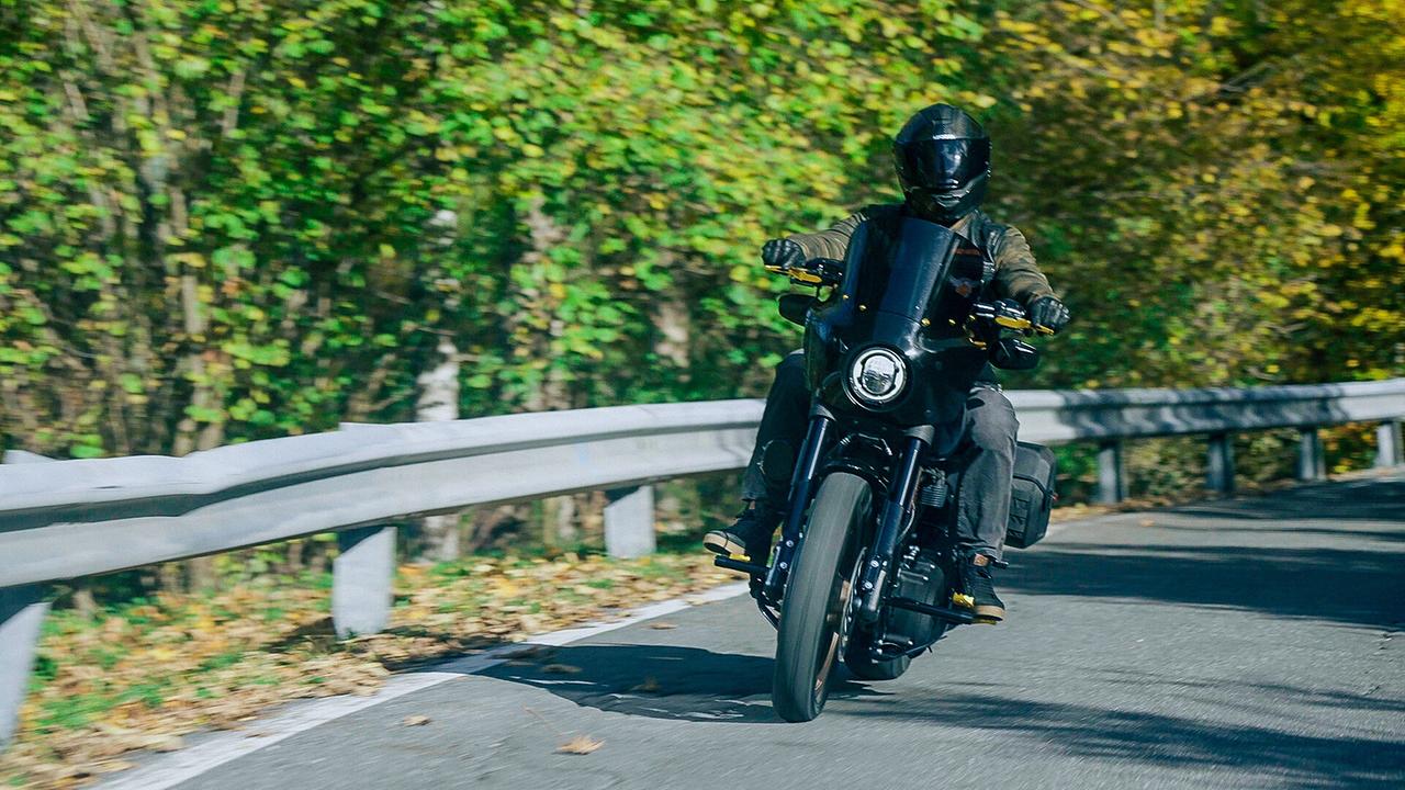 "Marco Schwarz ComeBLACK": Marco auf seiner neuen Harley