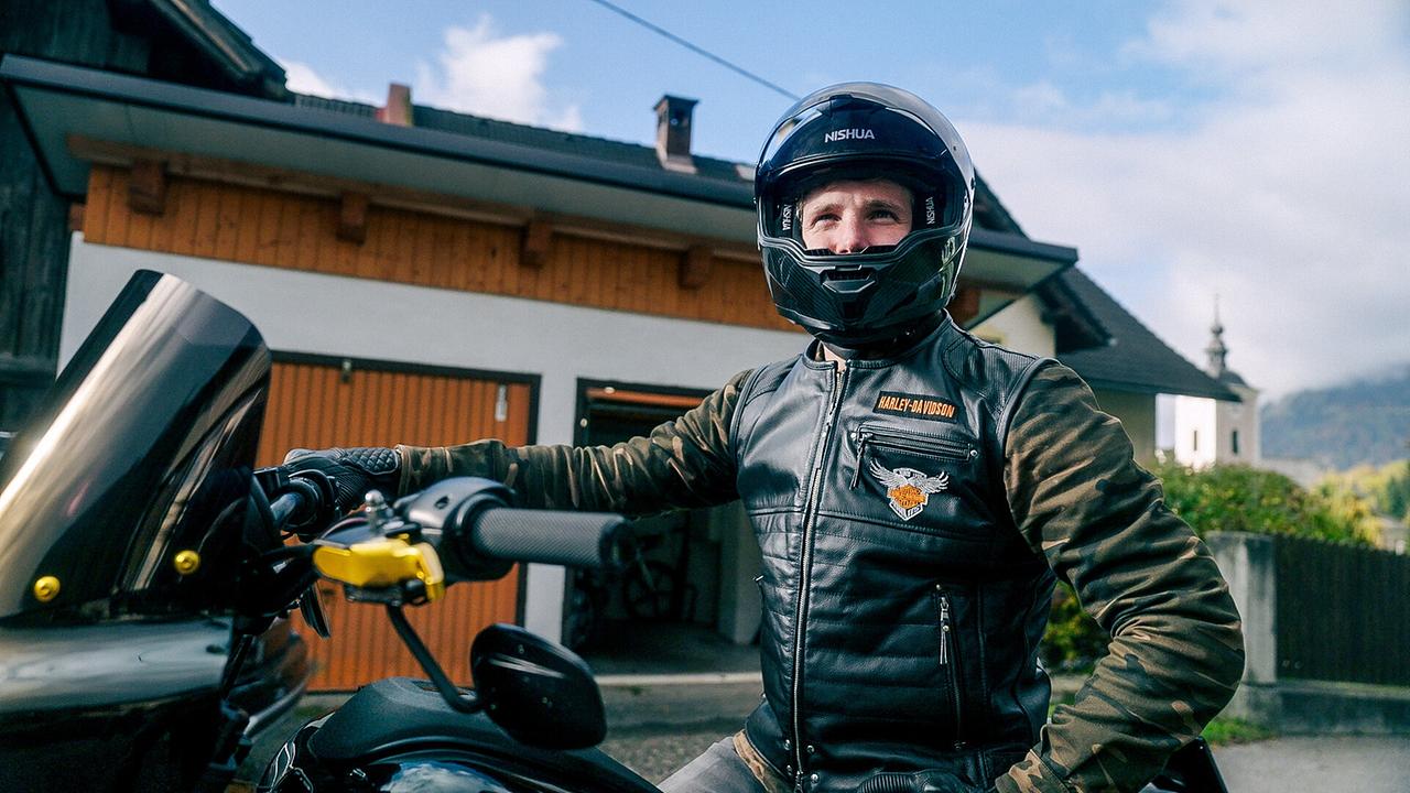 "Marco Schwarz ComeBLACK": Marco auf seiner neuen Harley