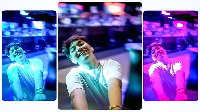 Das Bild zeigt Johannes Pietsch (JJ) in einem verschwommenen ESC-Ambiente, in drei verschiedenfarbig beleuchteten Versionen nebeneinander.