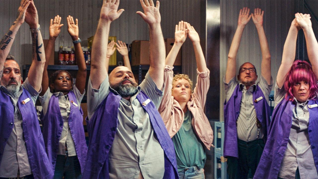 "Mermaids Don’t Cry": Hüseyin Kahraman (Supermarktmitarbeiter), Adem Karaduman (Herr Markus), Julia Franz Richter (Karo), Stefanie Reinsperger (Annika)