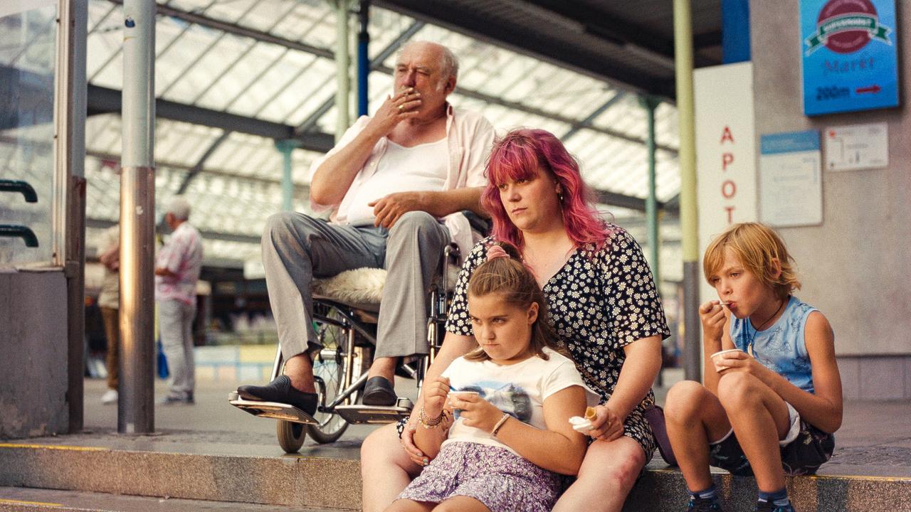 "Mermaids Don’t Cry": Karl Fischer (Hermann), Stefanie Reinsperger (Annika), Johanna Kottulinsky (Jackie), Jonas Gerzabek (Niki)