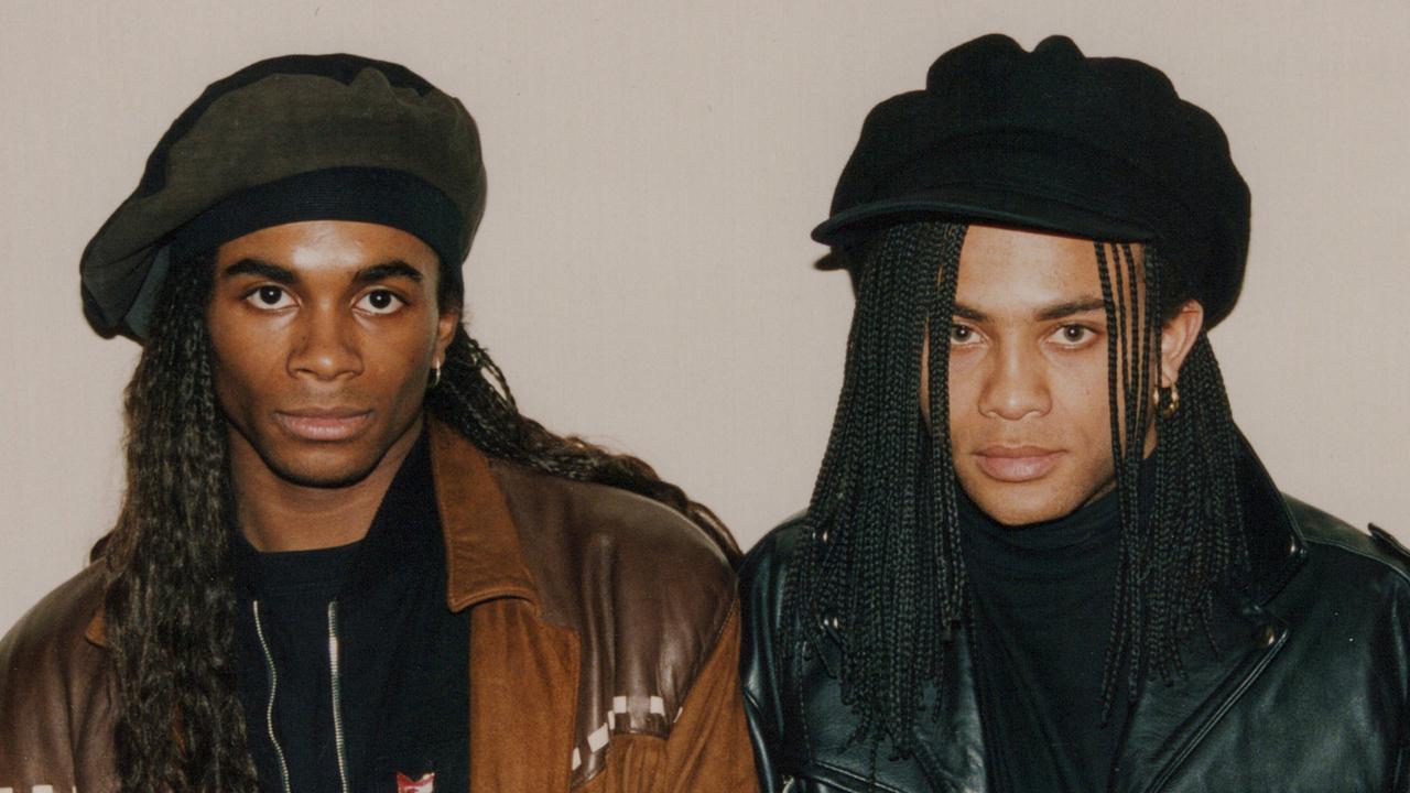Rob Pilatus und Fab Morvan modisch in modischen Lederjacken und schwarzen Kappen über ihren Rastazopfen, beide blicken in die Kamera