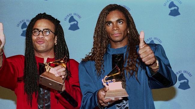 Fab Morvan und Rob Pilatus halten bei einer Pressekonferenz den Grammy in den Händen
