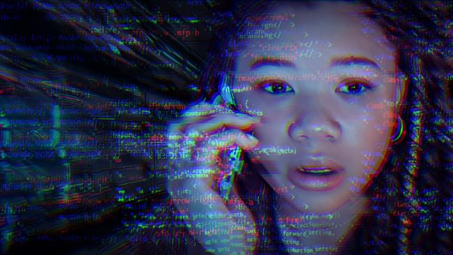 Foto-Montage: Storm Reid als June am Handy mit dem Blick auf den Bildschirms ihres Laptops, über das Bild Schriftzeichen und Zeilen aus Computer-Programmen eingeblendet