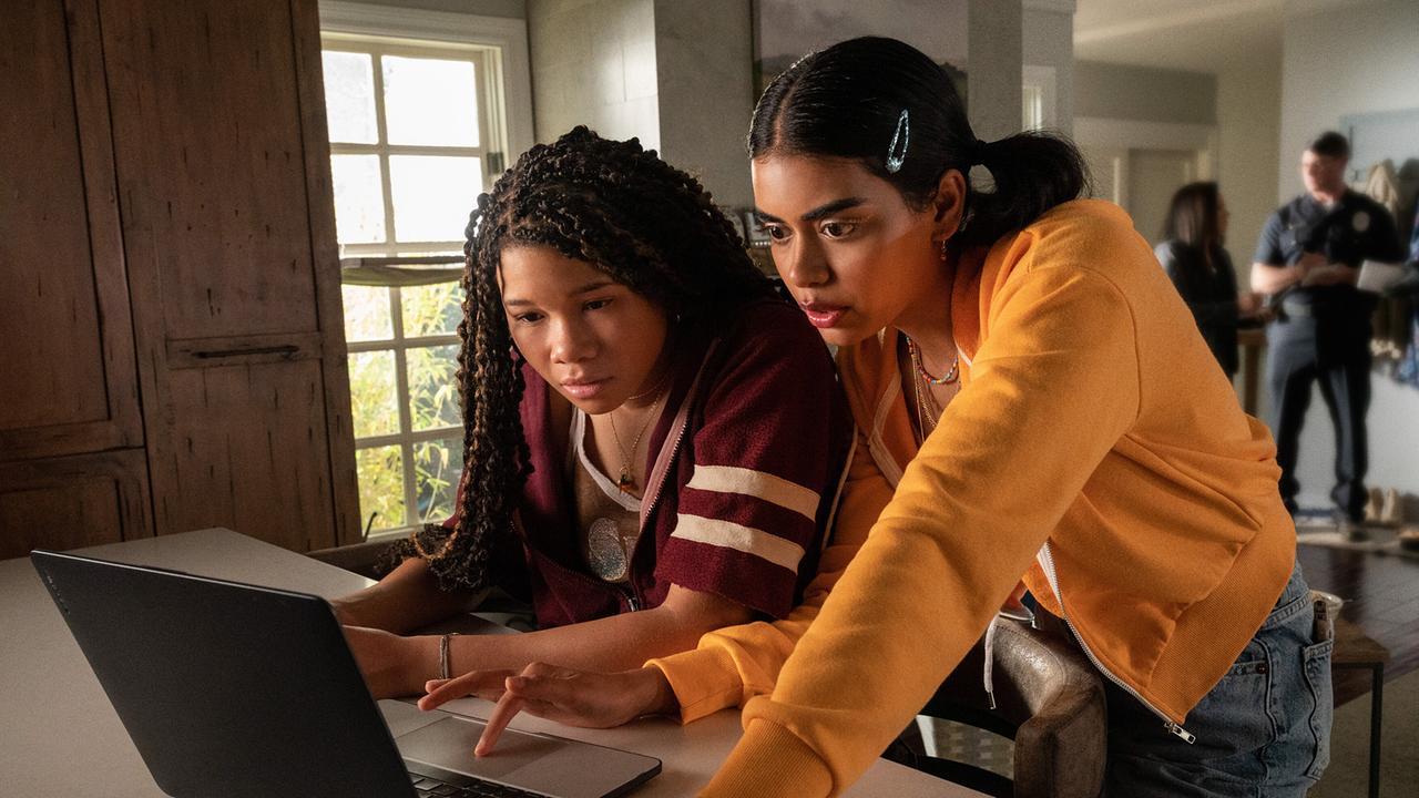 © ORF/Sony Pictures Entertainment/Temma Hankin Storm Reid als June und Megan Suri als Veena stehen an einem Tisch in einer hellen Wohnung, gebannt blicken sie auf den Bildschirm eines Laptops