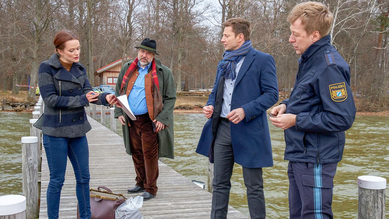 Pathologin Mai erläutert den Kommissaren  ihre ersten Untersuchungsergebnisse.