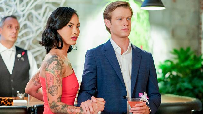 © ORF/PRO7/CBS/Mark Hill Im Bild: Levy Tran (Desi Nguyen), Lucas Till (Angus MacGyver).