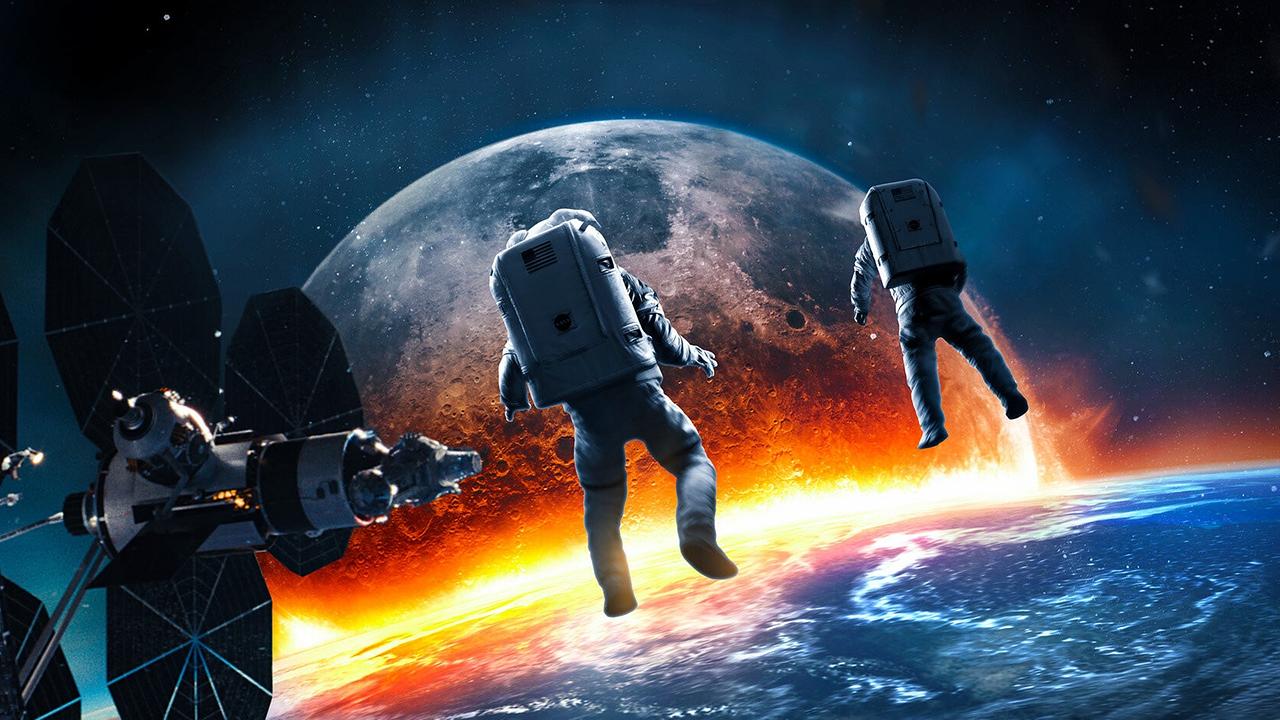© ORF/Leonine Zwei Personen in weißen Weltraumanzügen schweben neben ihrem Raumschiff im Orbit, gebannt schauen sie auf den Mond, der gerade in der Erde einschlägt