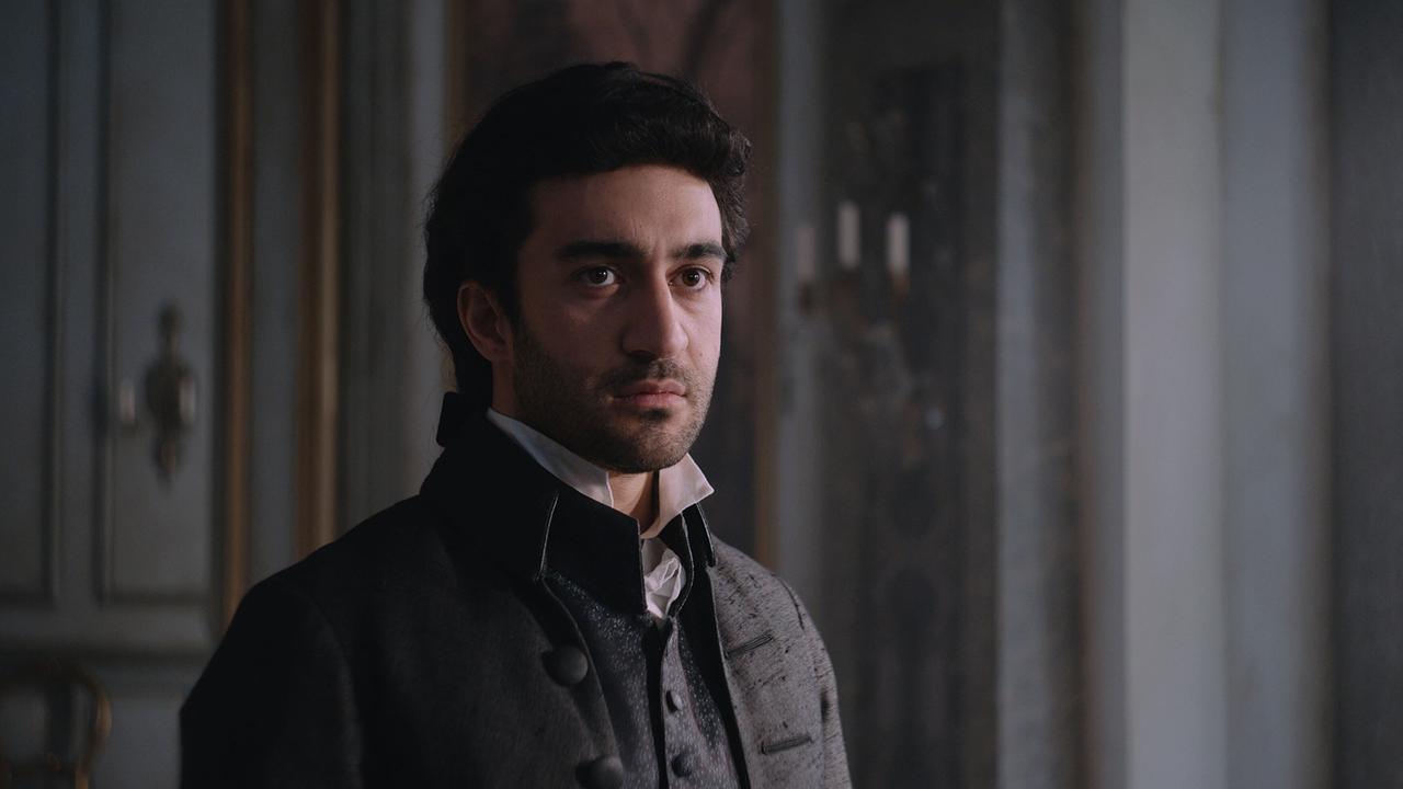 © ORF/WDR/Story House Pictures Antonio Salieri in historischer Kleidung steht in einem elegant eingerichteten Raum mit verzierten Wänden